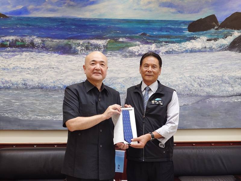日本台灣交流協會台北事務所代表片山和之（左）5日訪問馬祖，到連江縣政府拜會縣長王忠銘（右），會晤交流後並互贈紀念品。