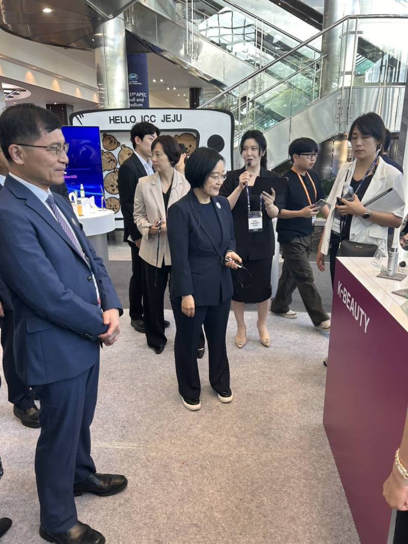 何政務次長參觀韓國中小企業創新展展攤