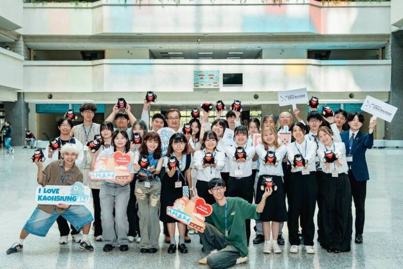 日本熊本學園大學與高雄科技大學應用日語系師生5日拜訪高市府，台日學生踴躍發言及互動，現場氣氛非常熱絡。（高雄市行國處提供）