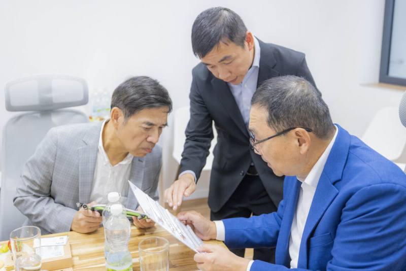 新北市府6日表示，市長侯友宜（前右）率團訪問捷克的台商新泰工業公司，聽取新泰工業副總經理林柏勳（後右）簡介廠區，陪同的為市府副秘書長柯慶忠（後左）。（新北市府新聞局提供）