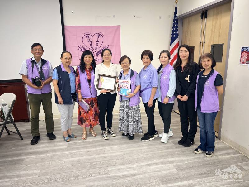 媽媽教室創辦人高玉麗(中)贈送紀念品給講員郭雨(左四)