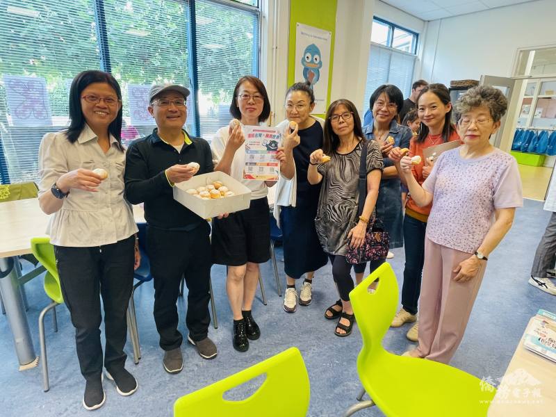 駐荷蘭代表處僑務秘書楊海華（左3）代表特任大使田中光夫婦致送甜品予全體教職人員，荷蘭臺北學校校長鍾啟元（左2）、副校長鄭月鳳（左1）