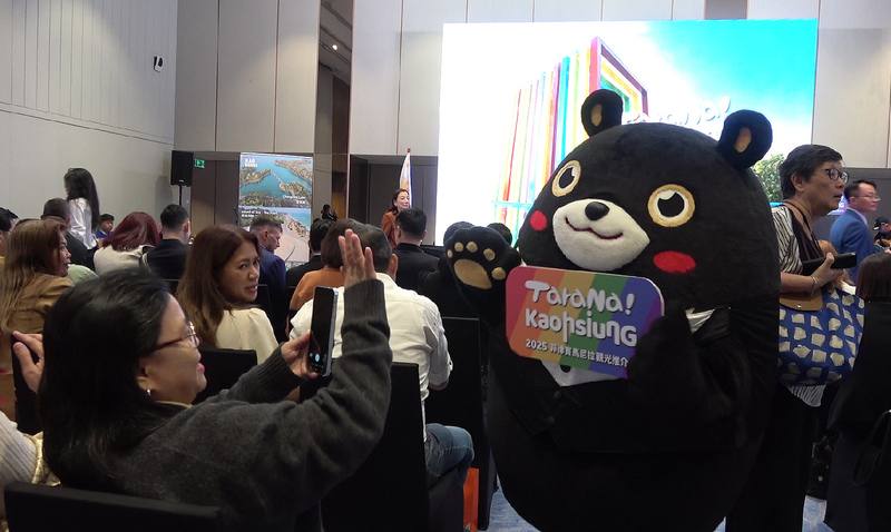 高雄市觀光局5日在馬尼拉舉辦觀光推介會。觀光吉祥物高雄熊樣貌萌，受到菲人歡迎。