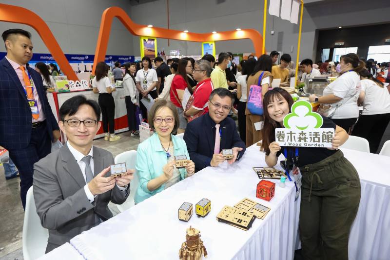 台灣館體驗山嵐號造型木製火車DIY