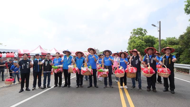 「義魄千秋－2025全國義民祭在新竹縣」6日在新埔褒忠亭義民廟開幕，客家委員會副主任委員邱星崴（右6）、新竹縣長楊文科（右5）等一同挑擔