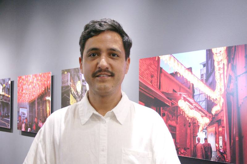 巴西攝影師托塞托「台灣100天」攝影展5日在聖保羅藝術學院美術館（MUBA）開幕，他以異鄉人眼光，捕捉台灣城市光影與節奏，展現現代與傳統、神聖與世俗的交融之美。