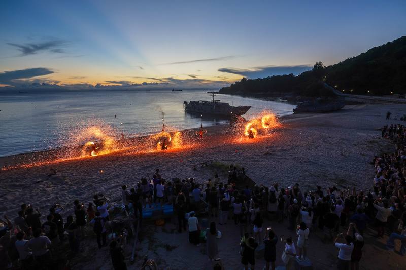 第3屆馬祖國際藝術島5日開跑，傍晚在馬港天后宮前舉辦開幕表演，演出團體在沙灘上進行火舞演出，吸引大批民眾圍觀欣賞。