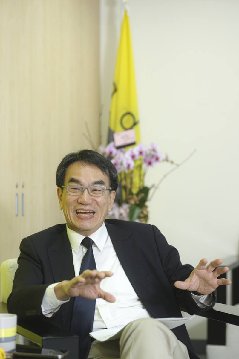 新任數發部長林宜敬（圖）來自民間，曾催生以AI進行語言教學相關事業。他說，20幾年前他創業時，只需要在書房裡面擺一台電腦，毋需耗費鉅額資本，但如今進入AI時代，一台AI整合應用設備DGX H100就得斥資逾千萬台幣，許多創業家都面臨相同難題，「我要不要把房子抵押掉，去買一台GPU Server？」