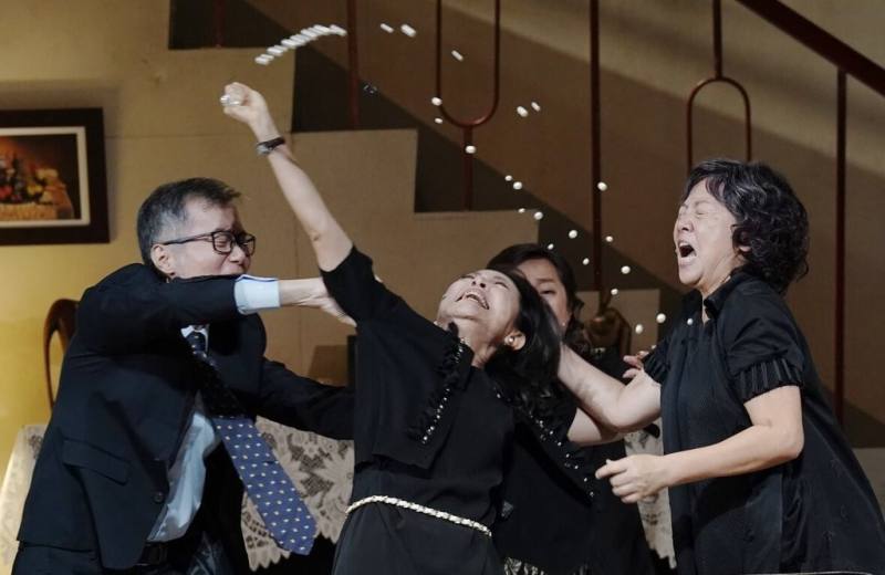 綠光劇團世界劇場推出舞台劇「八月，在我家」，演員王琄（前右起）、姚坤君與朱宏章演出中「打」成一片，以精湛演技詮釋家庭風暴。（綠光劇團提供）