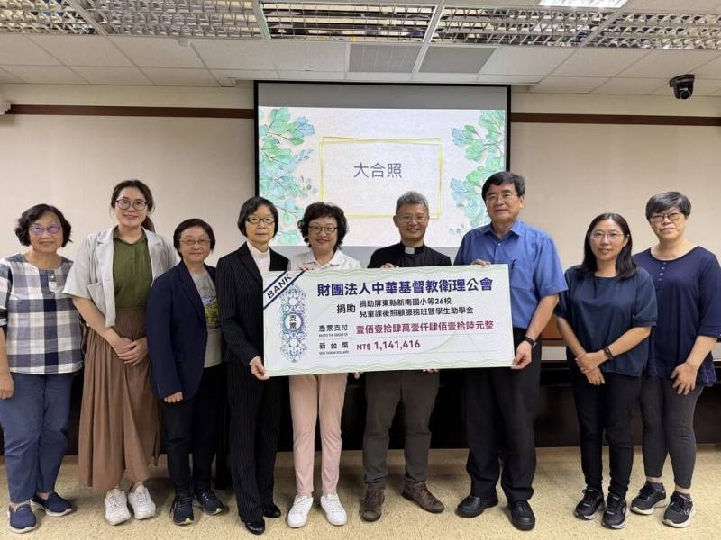 財團法人中華基督教衛理公會大直衛理堂牧師王先緻（左5）等人5日到屏東縣教育處捐贈善款，由教育處長陳國祥（右3）代表接受，將用於偏遠地區學生課後照顧及助學金。（屏東縣政府教育處提供）