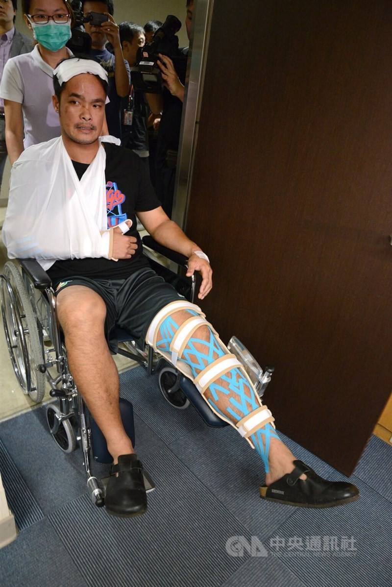 Ngayaw‧Ake' appears in a wheelchair at his discharge press conference in Taoyuan on July 20, 2013. CNA file photo