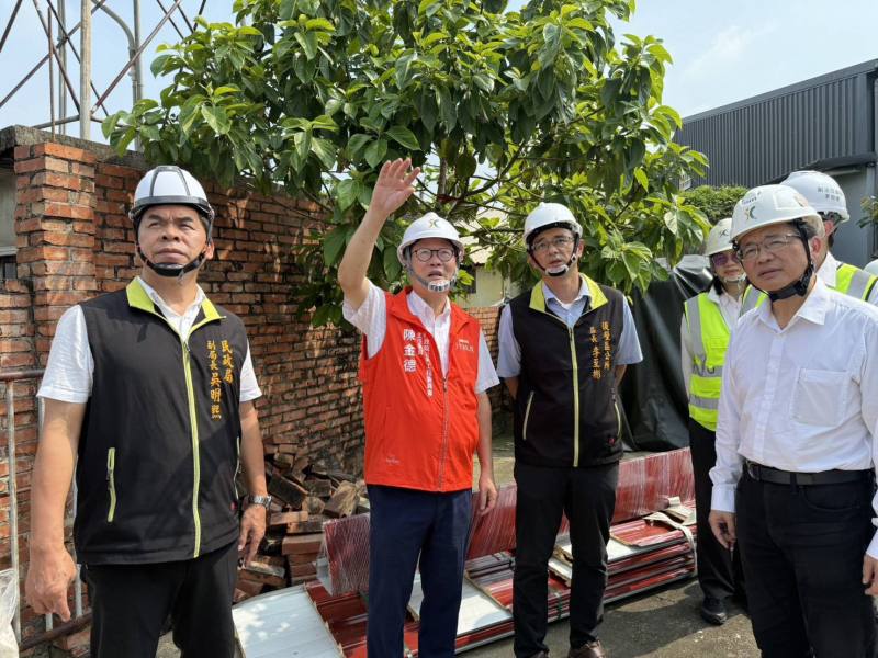 陳金德指揮官實地勘查災戶修繕情況