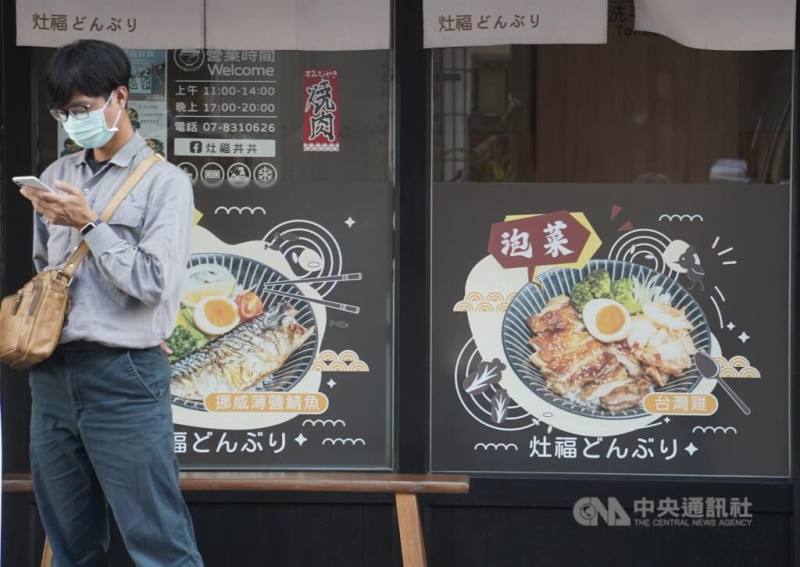 圖為民眾在高雄市鳳山區一家餐館等候外帶餐點。（中央社檔案照片）