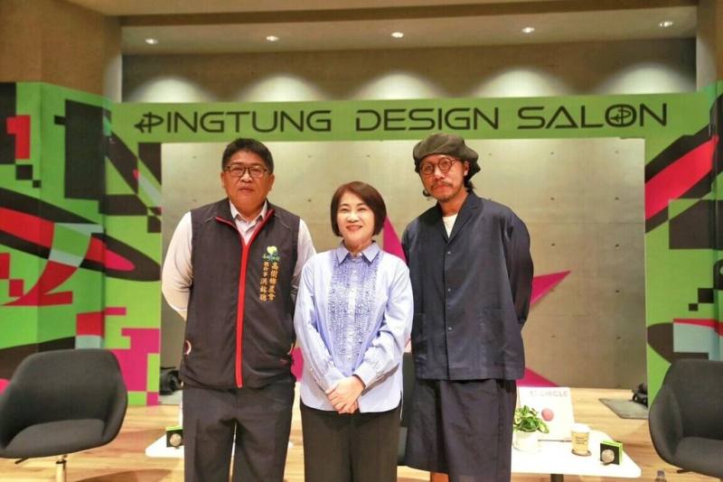 屏東縣政府文化處主辦的「2025南國設計沙龍」5日開跑，開幕講座邀請三金典禮視覺總監方序中（右起）與屏東縣長周春米、高樹鄉農會總幹事洪銘聰座談交流。（屏東縣政府文化處提供）