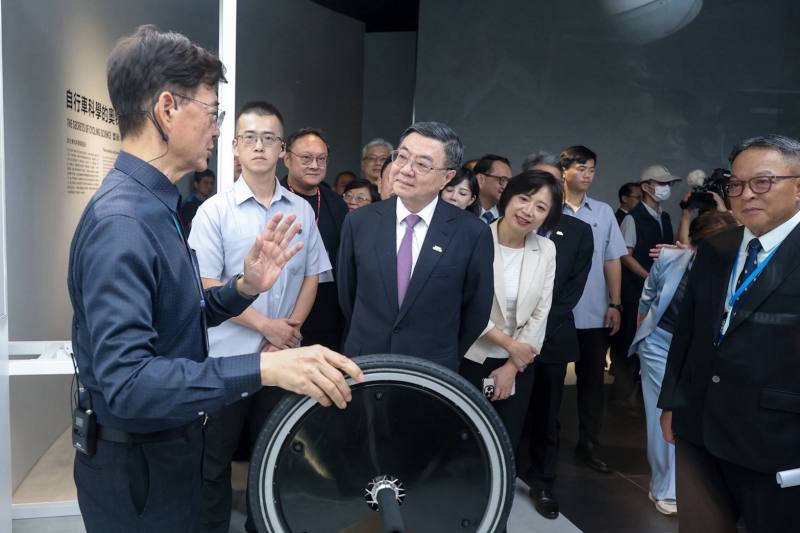 行政院長卓榮泰5日前往臺中市參訪巨大公司