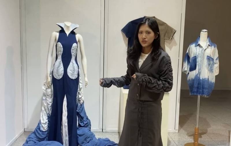 太平藍工藝師趙敏以天然染色布料創作「海潮之上」禮服，設計象徵客家精神。（太平藍提供）