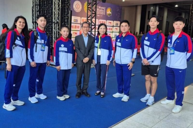 2025年第17屆世界武術錦標賽在巴西首都巴西利亞隆重登場。駐巴西代表廖志賢（左4）與中華民國武術總會榮譽理事長楊美蓉（右4）及選手合影。（駐巴西代表處提供）