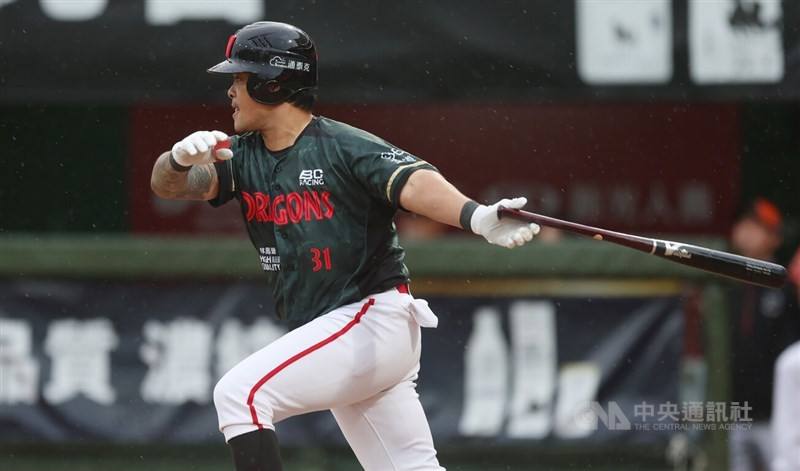 Ngayaw‧Ake' of the Wei Chuan Dragons makes a swing during a July 6 game against the Uni-President 7-Eleven Lions in Taipei. CNA file photo