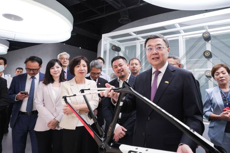 卓院長參觀自行車展間