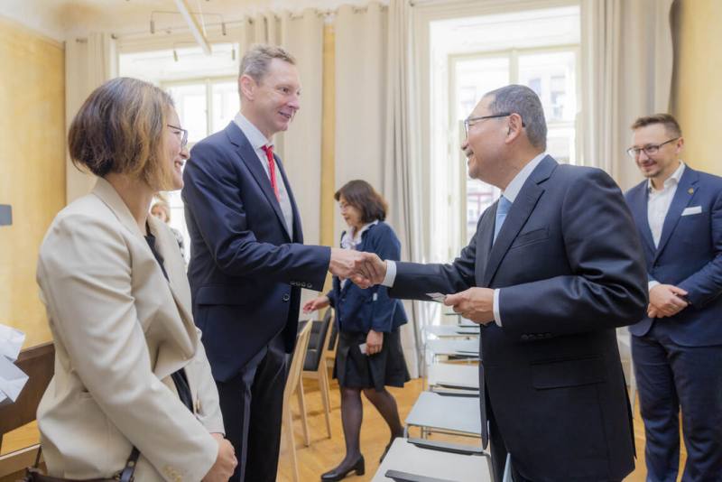 新北市府6日表示，市長侯友宜（前右）率團訪問捷克的數位服務產業Grenade Castle 公司，並與公司的捷克友人致意。市府說，這是台商新創進軍歐洲捷克的代表。（新北市府新聞局提供）