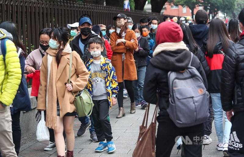 Residents wait their turn to visit Taiwan's Presidential Office in this CNA file photo