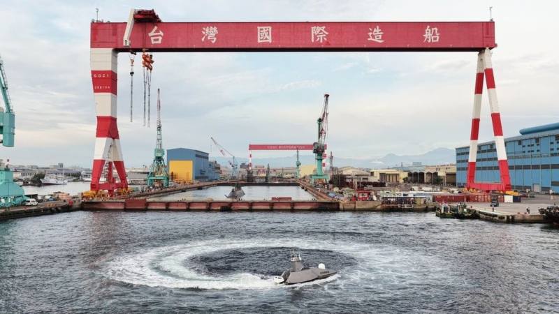 台船自主研發無人船的「奮進魔鬼魚」號（Endeavor Manta）亮相，可在國防、救援、離岸風電、執法等領域發揮功能。（台船提供）