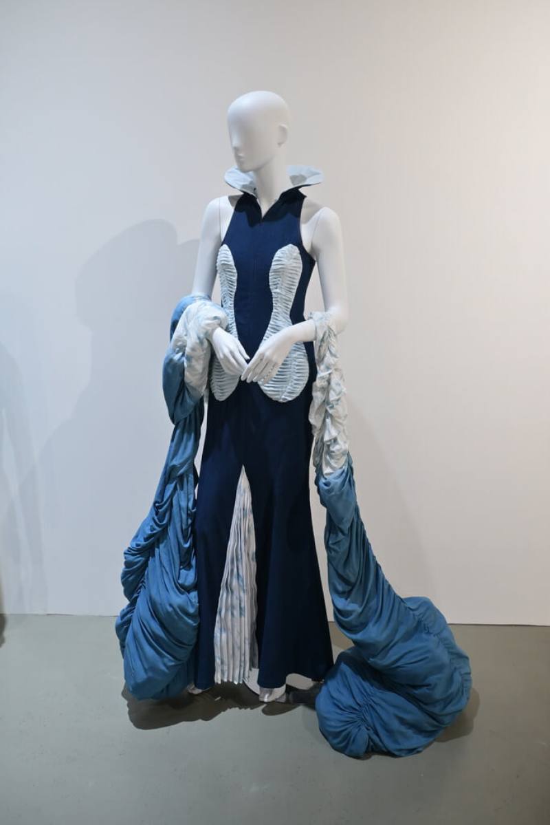 來自台中太平頭汴坑的太平藍工藝師趙敏以天然染色布料創作「海潮之上」禮服，5日在韓國天然染色文化商品競賽中拿下特選獎。（太平藍提供）