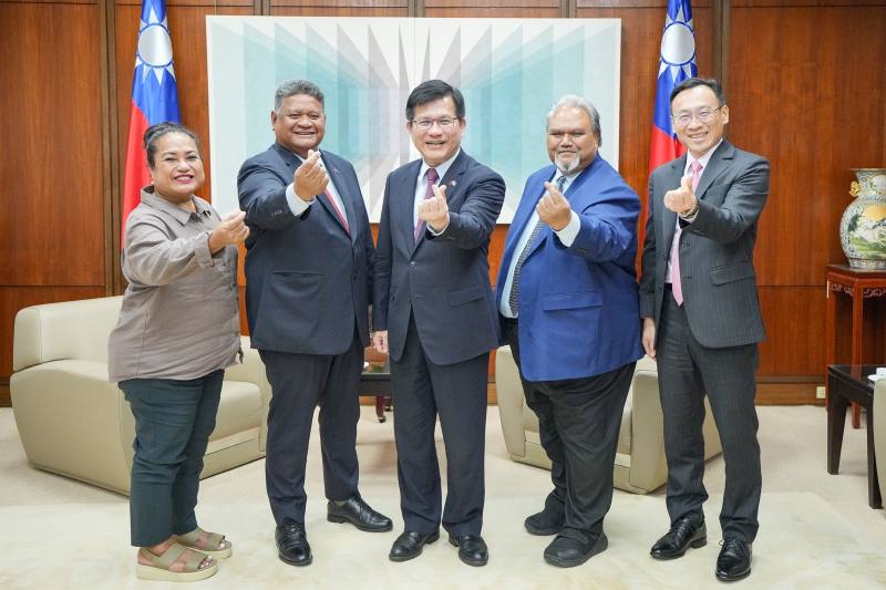 外交部長林佳龍（中）與帛琉國務部長艾古斯（Hon. Gustav Aitaro，左二）伉儷合影留念。