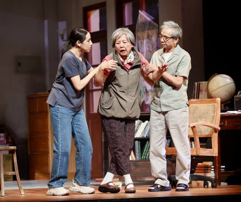 綠光劇團舞台劇「八月，在我家」5日晚間將在台北國家戲劇院上演，演員洪淳晨（左起）、王琄、吳念真等下午著裝彩排，搶先曝光精彩片段。