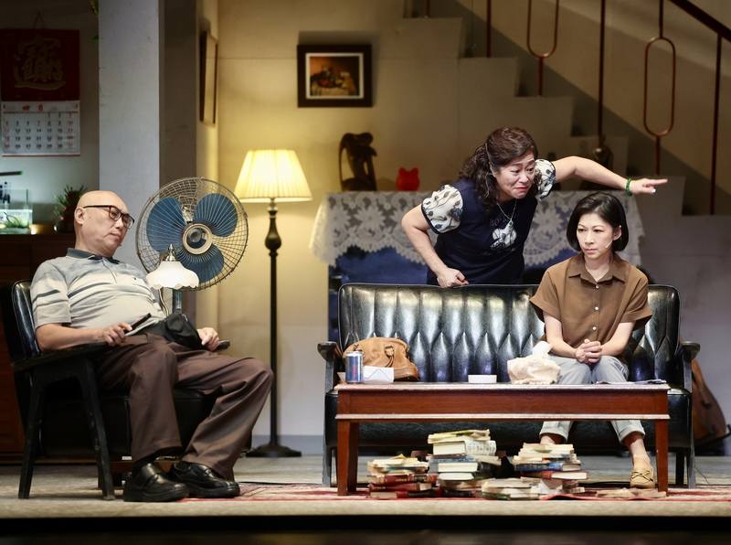 綠光劇團「世界劇場」系列新作「八月，在我家」5日晚間將在國家戲劇院演出，演員鄧安寧（左起）、張丹瑋、顏嘉樂下午著裝彩排，精彩飆戲。