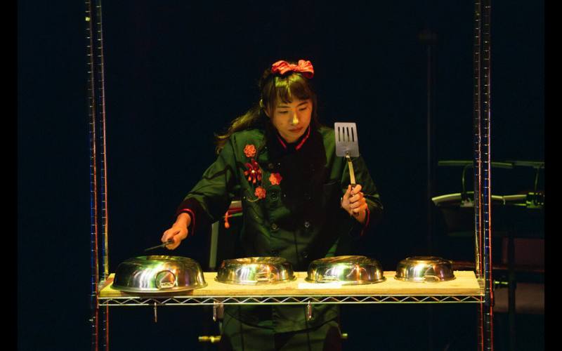 台灣國樂團將至捷克巡演，呈現台灣傳統的「辦桌」文化，把菜刀、砧板、炒鍋與飯勺等用具搬上舞台，敲擊出豐富的節奏聲響，讓觀眾彷彿親臨熱鬧的廚房後場，感受台灣文化的生命力（台灣國樂團提供）