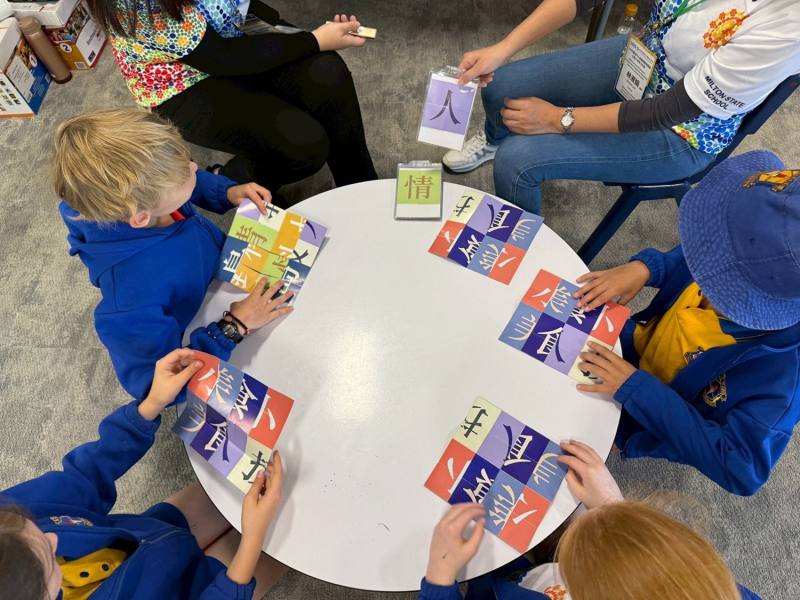 臺灣老師於World Café與澳洲老師共備交流，並和澳洲學生進行課堂互動