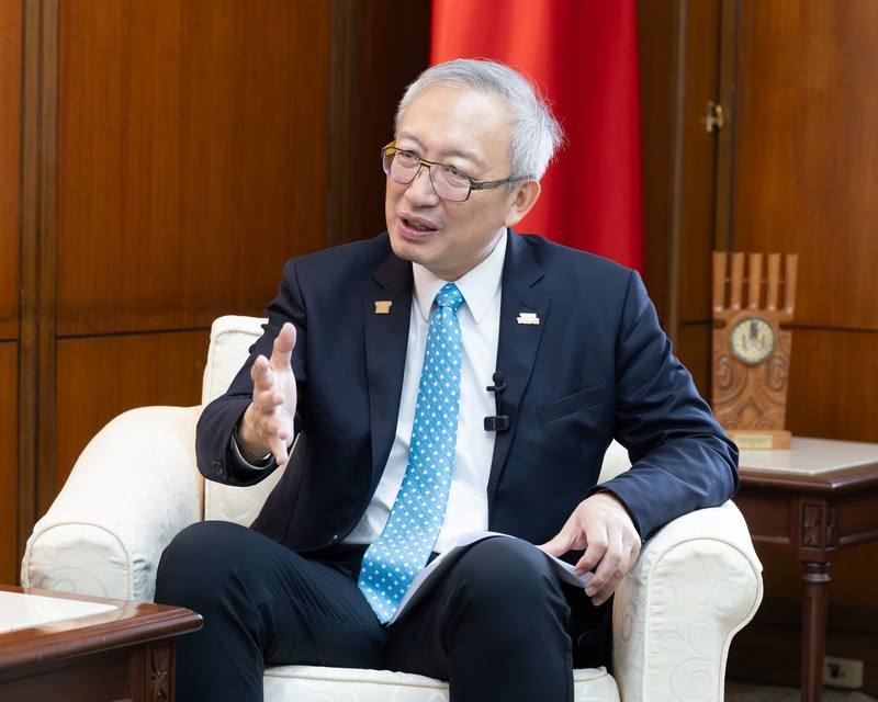 外交部次長吳志中接受專訪強調，「中華文化最棒的部分都在台灣」，要不是台灣保存下來，故宮裡的文物早於文化大革命摧毀殆盡