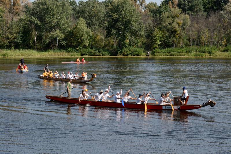 烏克蘭首都基輔舉辦首場軍人龍舟賽，吸引20支來自軍隊與志願組織的隊伍報名，完成200公尺賽程