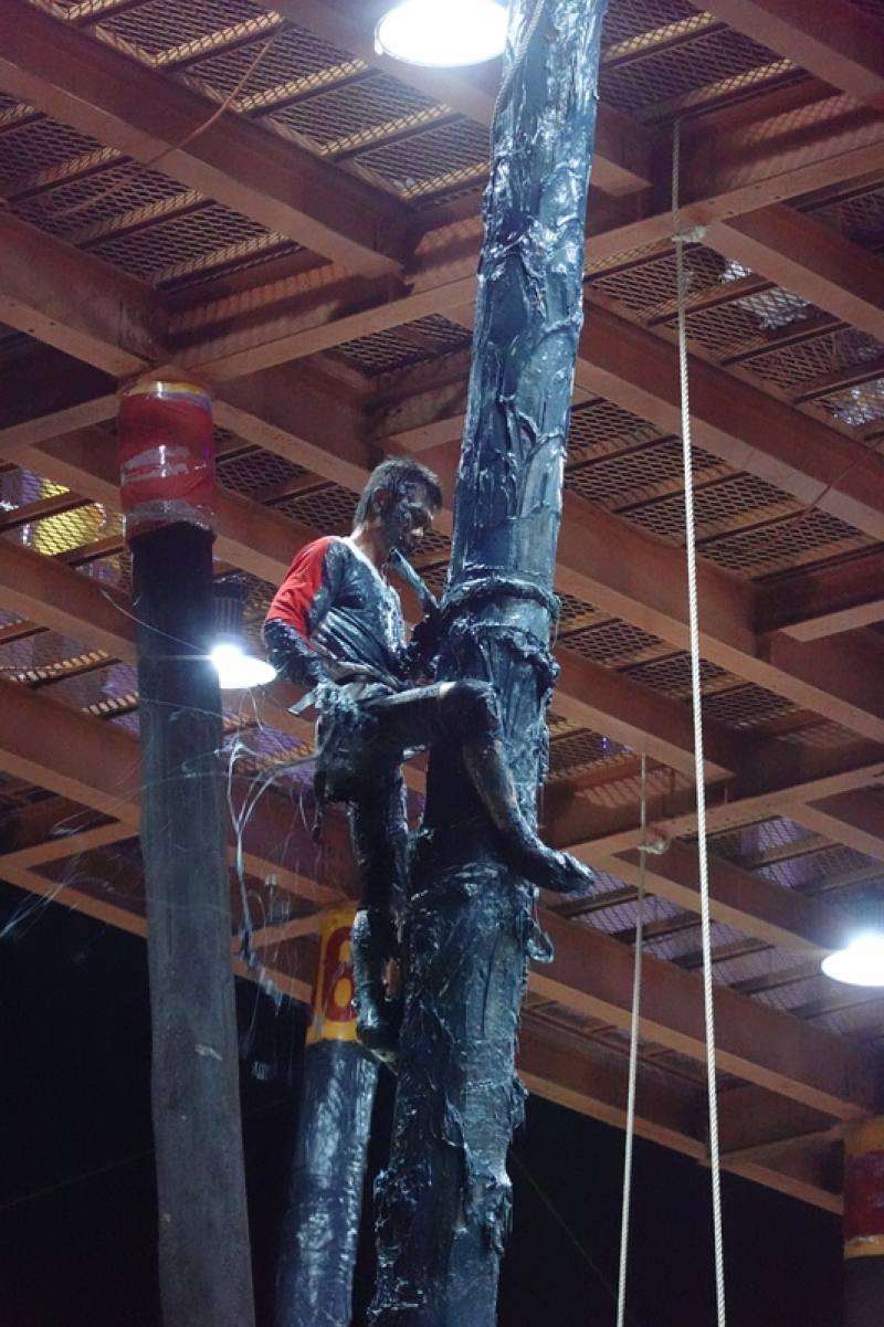 農曆7月中元節到來，一年一度的屏東縣恆春鎮豎孤棚搶孤活動6日晚間熱鬧登場，共有17支隊伍同場競逐，攻旗手努力刮除棚柱上的牛油、力拚搶得冠軍順風旗