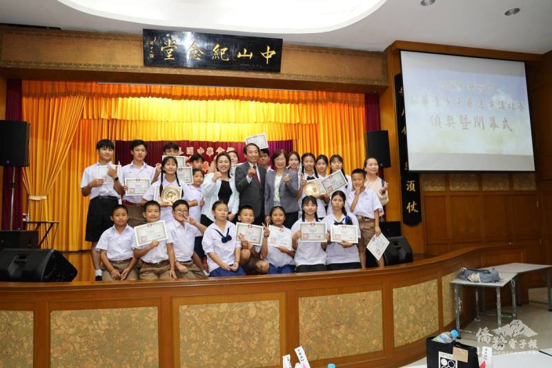 許世榕組長及貴賓與參賽同學合影