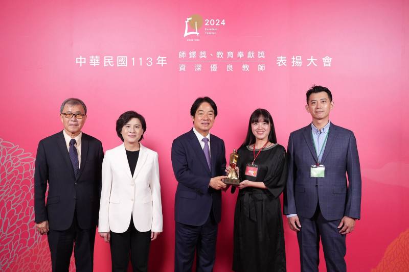 葉怡君教師（右二）榮獲113年師鐸獎