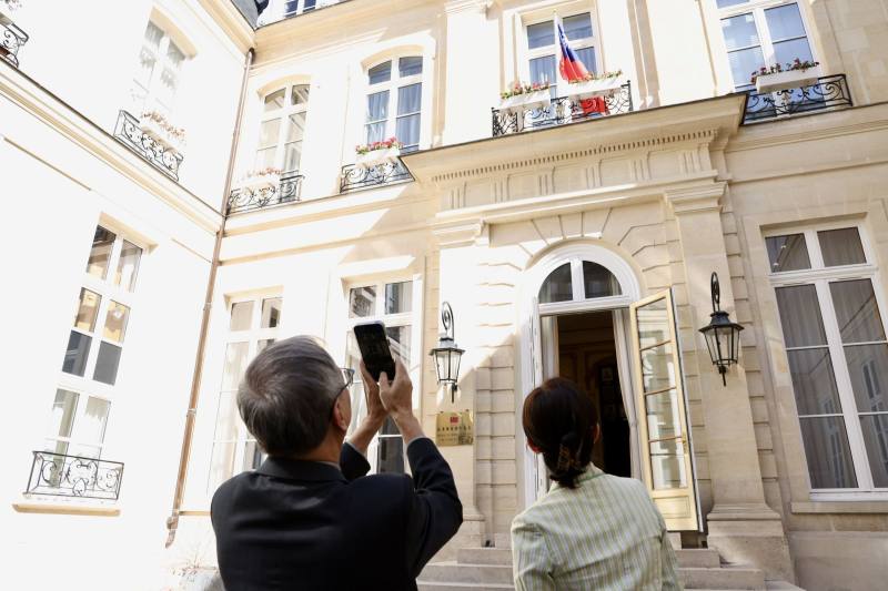 文化部長李遠（左）就任後首度訪歐，超過20多年沒到訪法國，看見臺灣國旗飄揚駐法代表處，特別拍照打卡紀錄