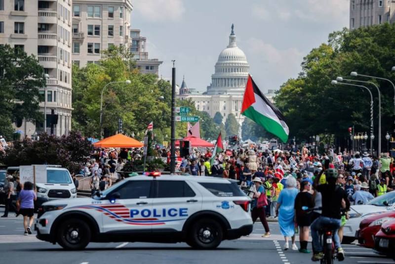 美國總統川普上個月在華府部署國民兵，數以千計的民眾6日走上華府街頭抗議，要求川普停止部署國民兵在美國首都街頭巡邏（路透社）