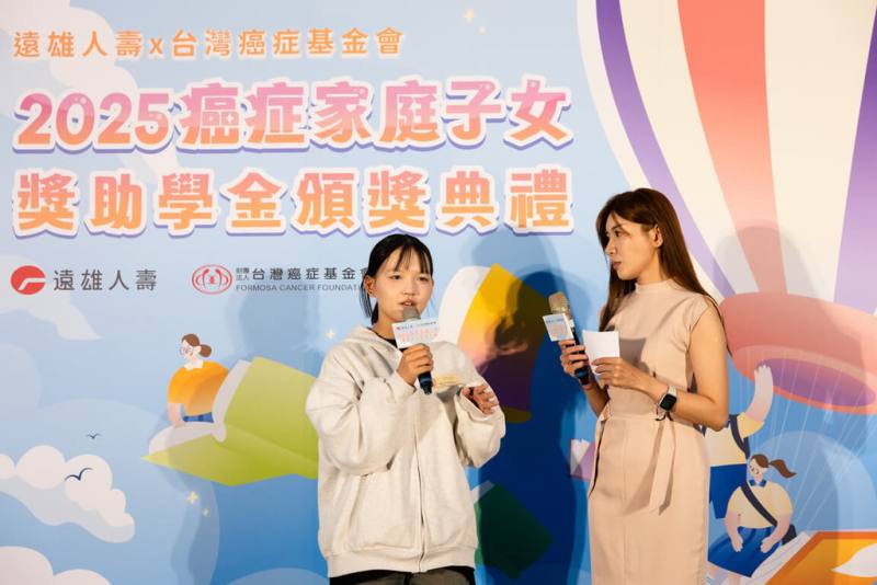 就讀花蓮女中的歆婷（左），因父親罹患口腔癌，病情反覆復發，讓年幼的她早早直面生命的脆弱，也立下成為醫師的志向，希望未來能返鄉行醫（台灣癌症基金會提供）
