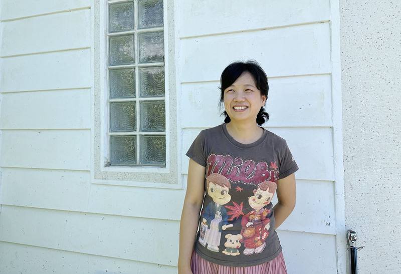 來自印尼張美君嫁來台灣在花蓮生活25年，為學習中文從國小、國中讀到高中，不但說寫流利，還在廣播電台主持節目，並成立「印尼共學團」，陪伴新住民家庭認識學習家鄉文化