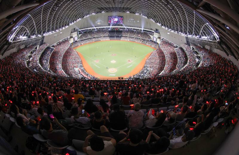 中華職棒味全龍隊6日在台北大巨蛋替「大師兄」林智勝舉辦引退系列賽「31CONIC 智勝一擊」，第2戰吸引滿場4萬人進場共襄盛舉