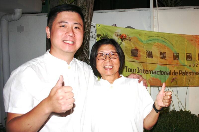 巴西台裔第2代林秉宏（左）經營台灣料理餐廳「媽圃」（Mapu），他傳承母親（右）的手藝，將台灣刈包變成招牌料理