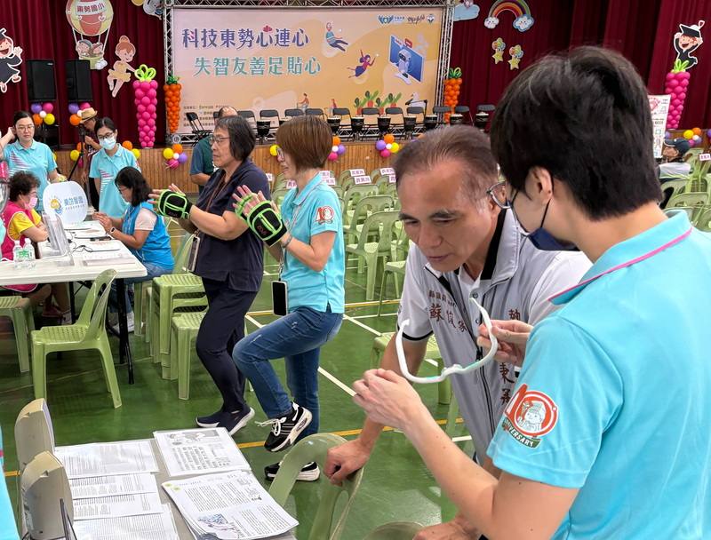 雲林縣衛生局與中國醫藥大學北港附設醫院7日在東勢國小舉辦「科技東勢心連心、失智友善足貼心」活動，現場設置可減緩失智的運動健康養成系統，讓民眾體驗