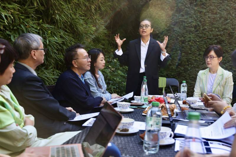 駐法國臺灣文化中心主任胡晴舫（站者）說明近年執行的諸多專案計畫，讓臺灣文化品牌形象在歐洲更加強化，如2024巴黎文化奧運「臺灣館」、2024法國夏佑國家劇院「臺灣焦點」、2023瑞士洛桑漫畫節主題國臺灣等