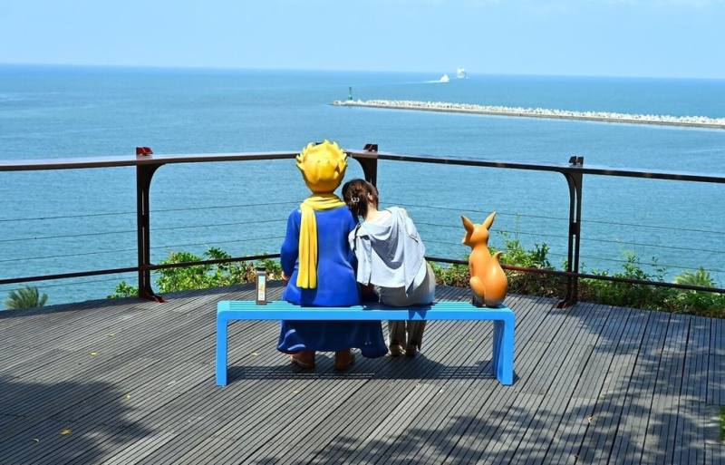 古典玫瑰園攜手高雄市政府文化局，13日起在打狗英國領事館文化園區推出「小王子125週年」特展，民眾可以與小王子、狐狸一同眺望西子灣（古典玫瑰園提供）