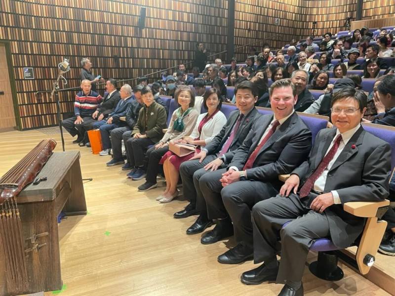 崇正國樂團在雪梨演出，駐雪梨辦事處處長吳正偉（前排右3）及澳洲新州州議員法羅（Scott Farlow，前排右2）肯定台灣文化對澳洲多元文化的貢獻（台灣日嘉年華會提供）