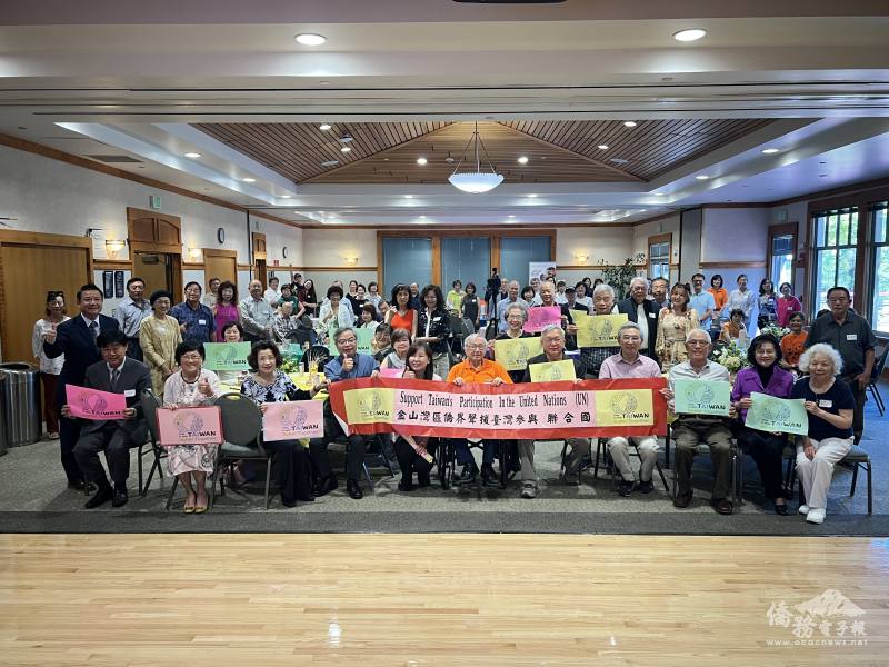 年會發起UN for Taiwan聲援臺灣加入聯合國活動，駐舊金山辦事處副處長朱永昌(中)、金山灣區文教中心主任莊雅淑(中左)與東海校友會合影