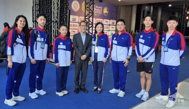 駐巴西代表處代表廖志賢（左四）與中華民國武術總會榮譽理事長楊美蓉及選手合影