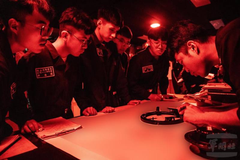 官校學生夜間於駕駛台值更